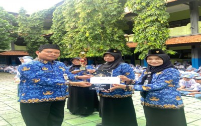 GEBRAKAN SANG SRIKANDI PENDIDIK!  Guru SMK Negeri 2 Semarang Ukir Sejarah, Raih Juara 3 Voli O2GK Kota Semarang 2025